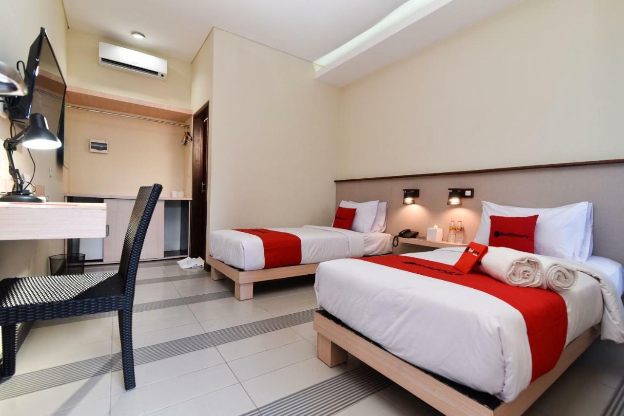 Hotel Reddoorz Near Legian Street Kuta Lombok Exterior foto
