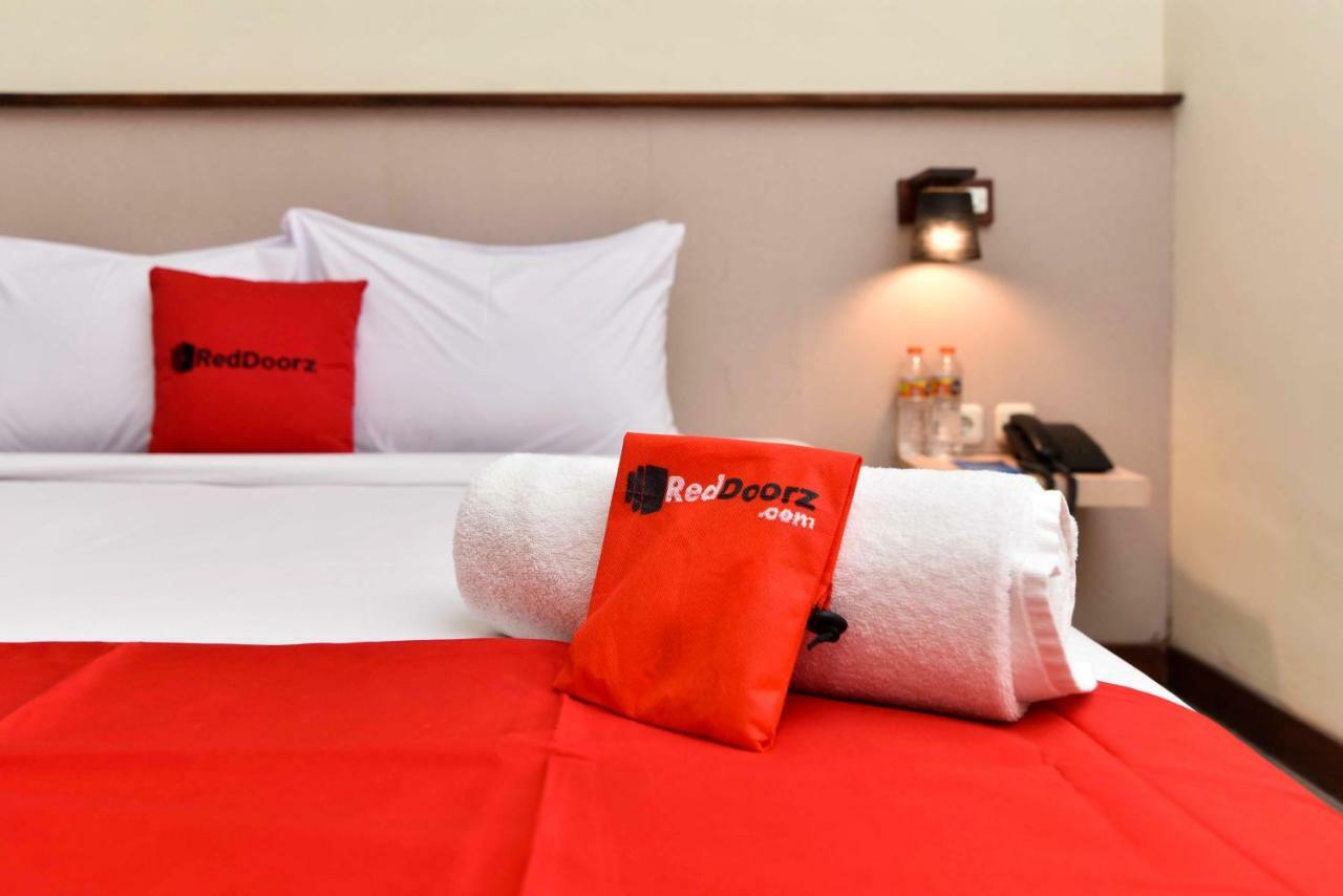 Hotel Reddoorz Near Legian Street Kuta Lombok Exterior foto